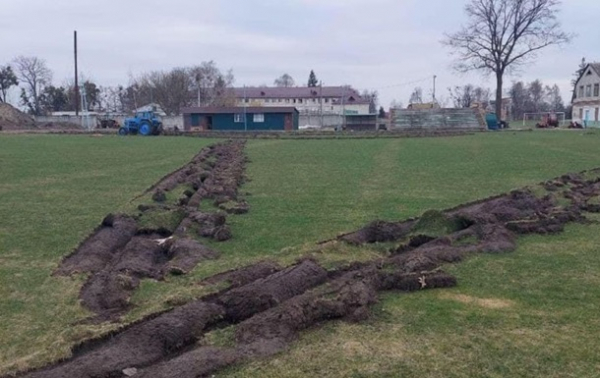 Окупанти зорали на полі у Бородянці рашистський символ "V" Окупанти зорали на полі у Бородянці рашистський символ "V"