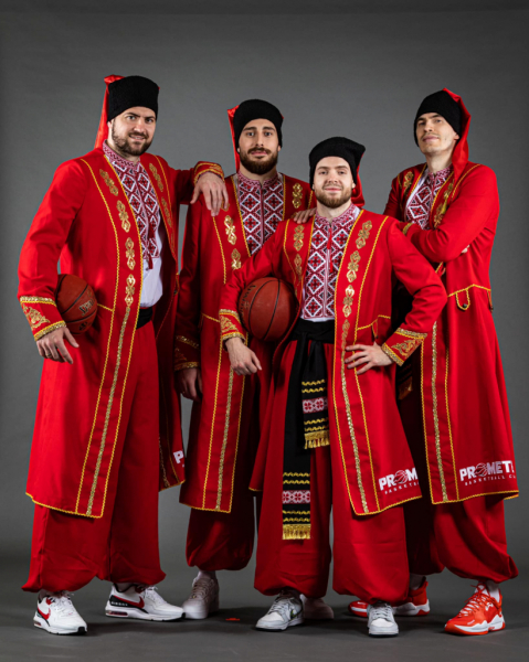 Прометей провів фотосесію команди у козацьких костюмах (фото)