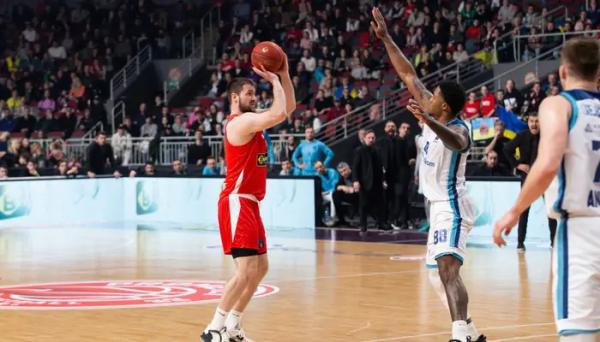 Центровий Петров дограє сезон у французькому Антібі