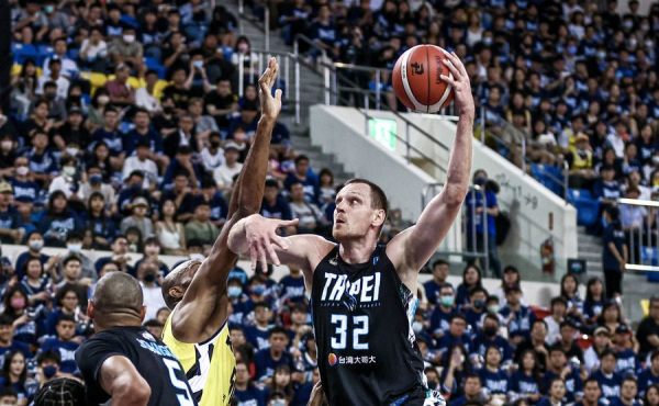 Українці за кордоном: Зайцев, Артамонов Українці за кордоном: Зайцев, Артамонов