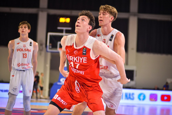 Гравці збірних Польщі та Туреччини на Євробаскеті U-18 за п’ять хвилин не виконали жодного кидка Гравці збірних Польщі та Туреччини на Євробаскеті U-18 за п’ять хвилин не виконали жодного кидка