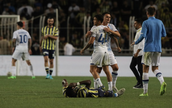 Фенербахче відхрестився від своїх фанатів і звинуватив у провокації Бойка Фенербахче відхрестився від своїх фанатів і звинуватив у провокації Бойка