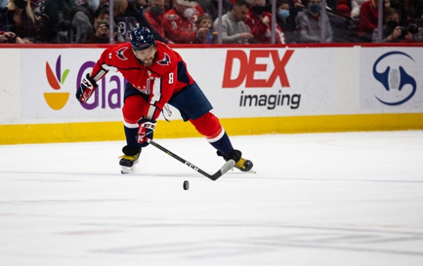 Овечкін кидком зламав шолом воротареві Овечкін кидком зламав шолом воротареві