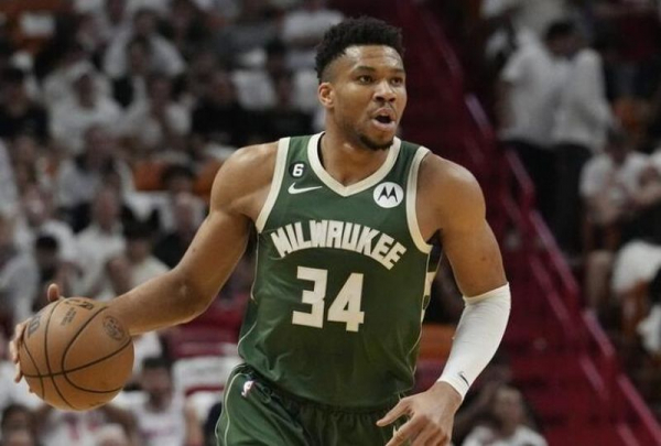 Янніс Адетокумбо відкрив грецький ресторан в Мілвокі, його брат завершує роботу над художнім фільмом