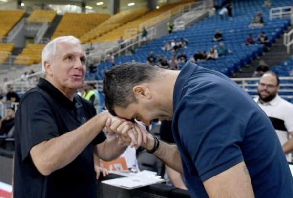 Головний тренер “Анадолу Ефеса” поцілував руку Желько Обрадовича перед матчем з “Партизаном” Головний тренер “Анадолу Ефеса” поцілував руку Желько Обрадовича перед матчем з “Партизаном”
