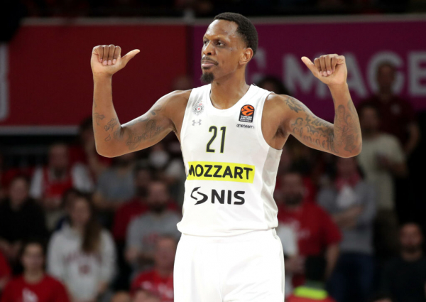 Вболівальник “Црвени Звєзди” обізвав матір гравця “Партизана” мавпою. Баскетболіст відповів Вболівальник “Црвени Звєзди” обізвав матір гравця “Партизана” мавпою. Баскетболіст відповів