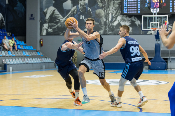 &ldquo;Будівельник&rdquo; переміг &ldquo;Дніпро&rdquo; на турнірі в Івано-Франківську