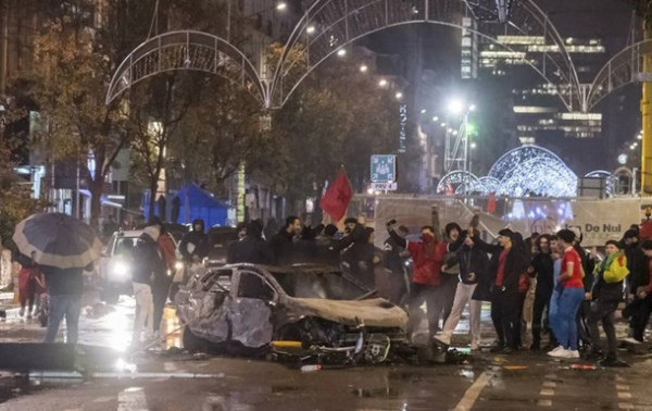 Фанати Марокко відсвяткували перемогу над Бельгією погромами у Брюсселі Фанати Марокко відсвяткували перемогу над Бельгією погромами у Брюсселі