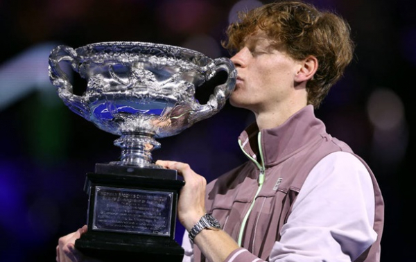 Італієць із шаленим камбеком здолав росіянина у фіналі Australian Open Італієць із шаленим камбеком здолав росіянина у фіналі Australian Open