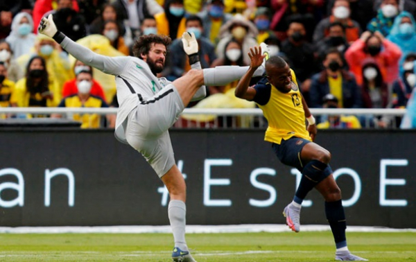 Суддя двічі видалив воротаря за матч та двічі скасував рішення Суддя двічі видалив воротаря за матч та двічі скасував рішення