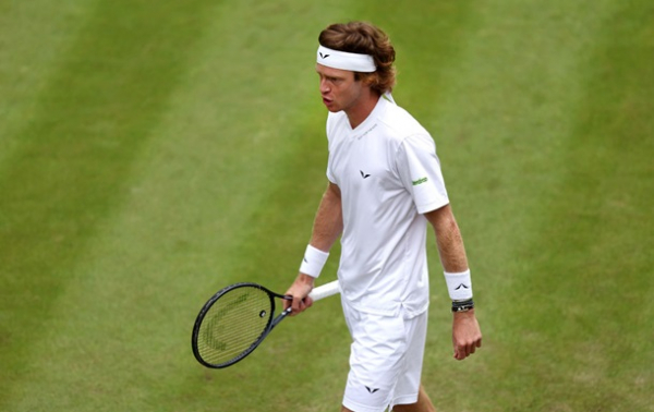Росіянин психував і розбив ракетку на Вімблдоні Росіянин психував і розбив ракетку на Вімблдоні
