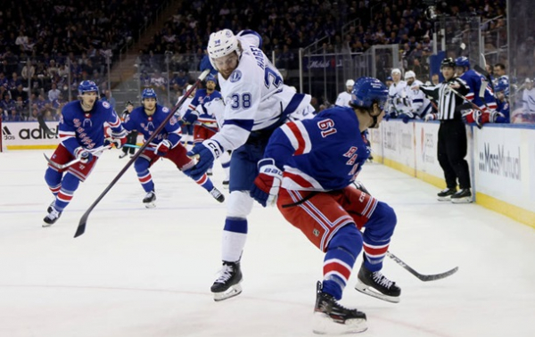 Рейнджерс розгромив Тампу на старті фіналу Східної конференції НХЛ Рейнджерс розгромив Тампу на старті фіналу Східної конференції НХЛ