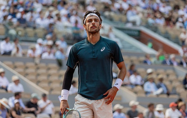 Незручний момент на Ролан Гаррос: тенісист влучив у суддю Незручний момент на Ролан Гаррос: тенісист влучив у суддю