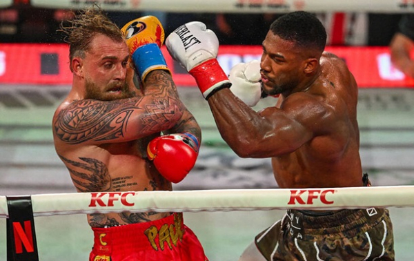 Джошуа говорить про сумбурність бою з Полом і відзначає спроби дати бокс