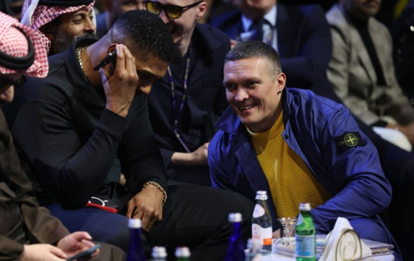 Усик подарував Джошуа вишиванку під час зустрічі