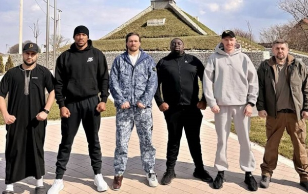 Усик прокоментував поїздку з Джошуа в Україну: Сильний батон